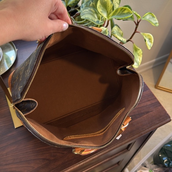 Louis Vuitton Monogram Alma - Picture 8 of 9